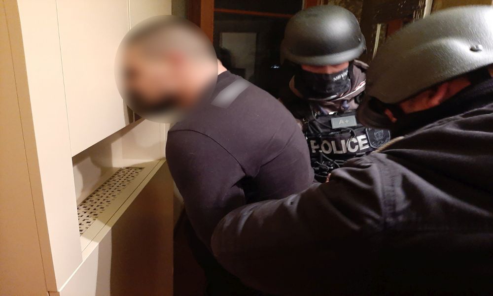 Erkélyről dobta ki a kokaint: a rendőrök elfogták a dílereket – videó