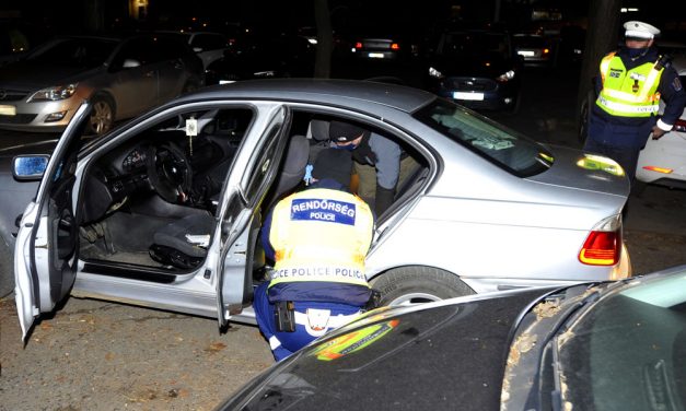 Több budapesti kerületen át üldöztek egy autóst a rendőrök, a járdára is felhajtott a menekülő drogdíler