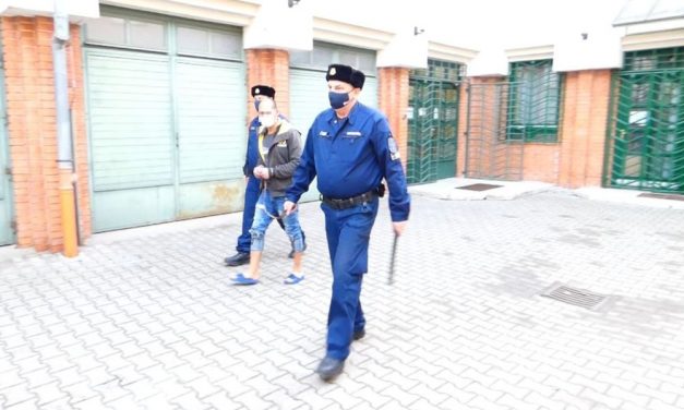 „Nem tettem vele semmit. Megcsúszott és beleállt a kés, vagy megszúrta magát” – védekezett az ötgyermekes törteli apa