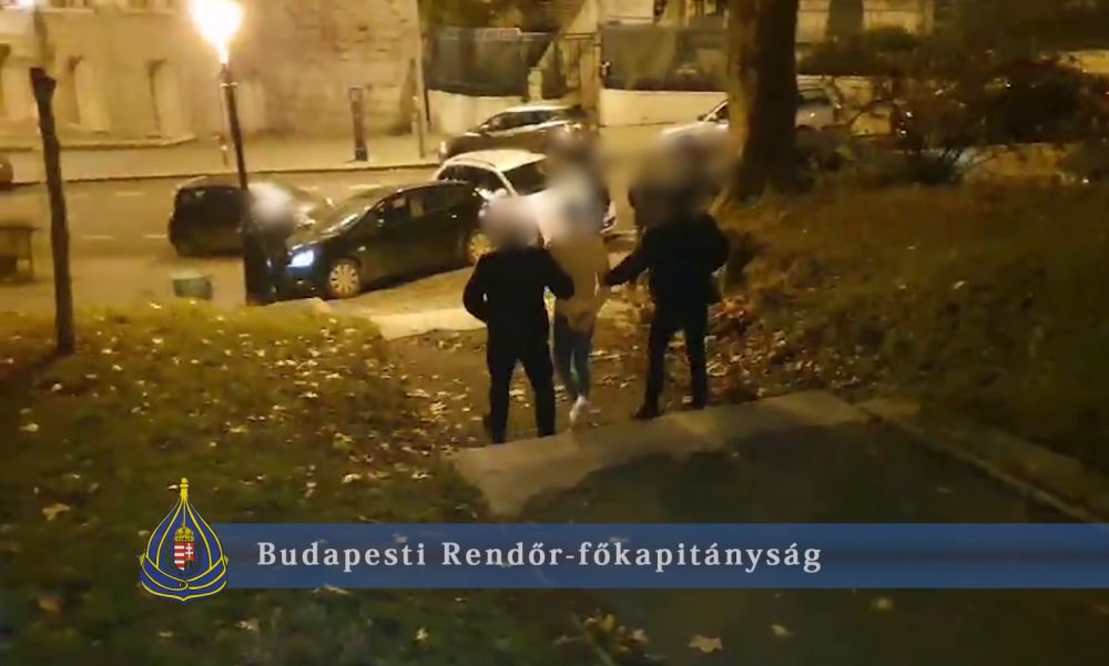 Börtönnel büntetnék a fiatalkorú, fegyveres rablóbanda tagjait: a kamaszok útonálló módon fosztották ki áldozataikat – Videóval