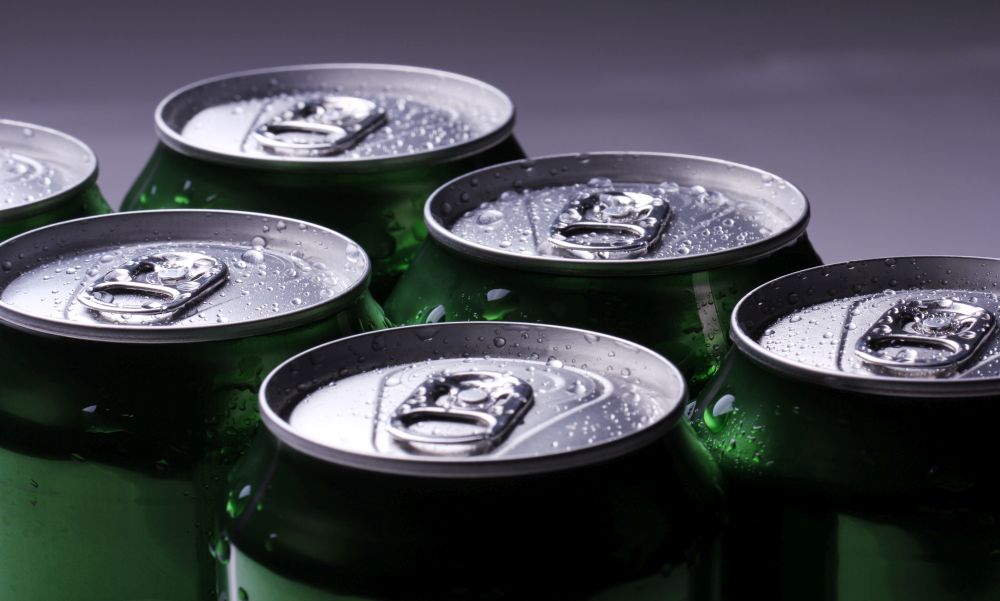 Négy év börtönt kapott az alkoholmentes sörösdobozzal támadó részeg férfi