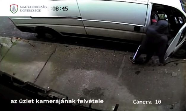 Fényes nappal rámolta ki a lezáratlan autót egy tolvaj – videó
