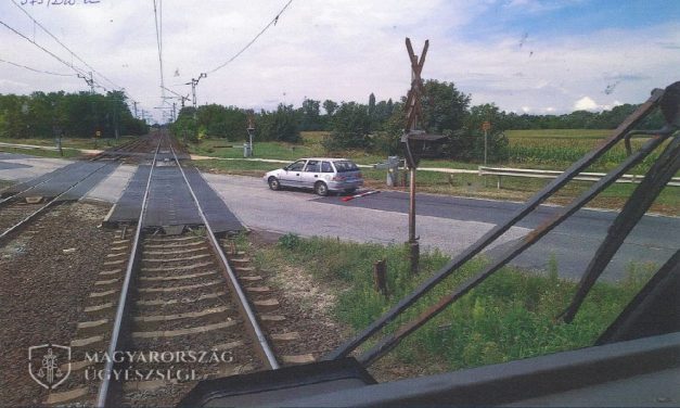 Nem nézett hátra: tolatás közben törte le a vasúti sorompót