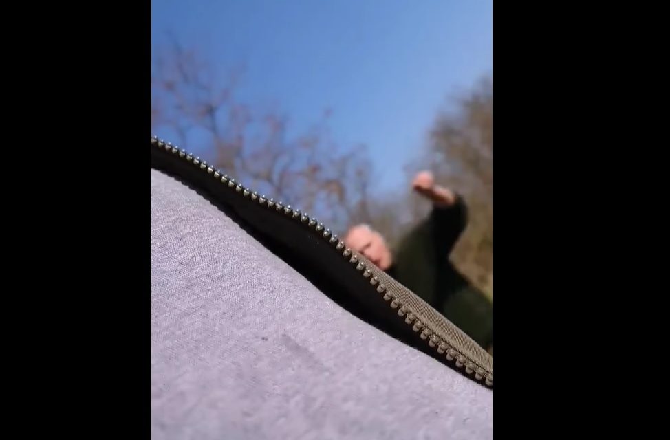 „Halálfélelmem volt” – Megszólalt az a kutyasétáltató férfi, akit töltött puskával a kezében fenyegetett egy őrjöngő vadőr