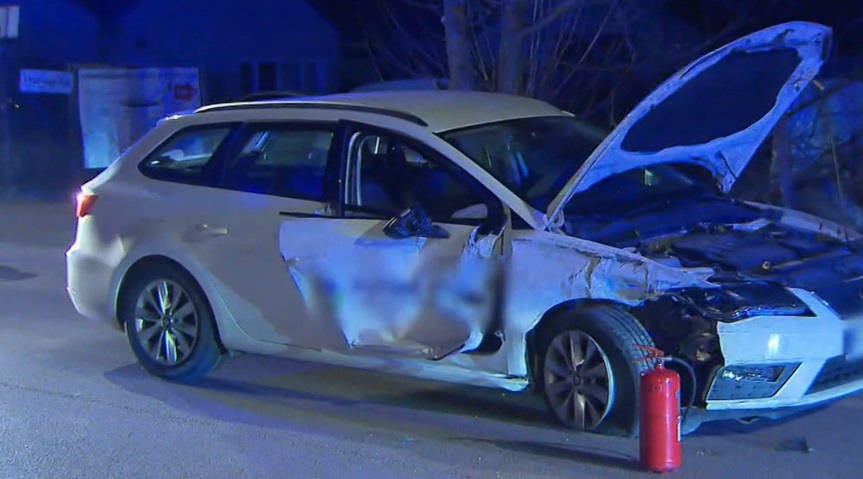 Részeg ámokfutó balesetezett Budapesten: hatalmas sebességgel rohant egy parkoló autónak, amit nekitolt egy villanyoszlopnak – videó