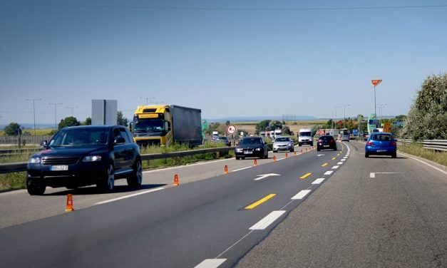 Káosz az M1-es autópályán: 10 kilométeres a torlódás, órákon át a leállósávon haladt a forgalom