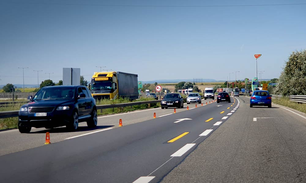 Káosz az M1-es autópályán: 10 kilométeres a torlódás, órákon át a leállósávon haladt a forgalom