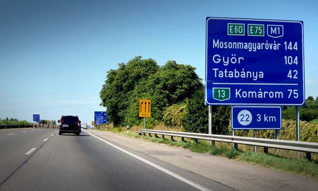 Drogos ámokfutó az M1-es autópályán, nekihajtott egy benzinkútnak, majd forgalommal szemben ment fel a pályára