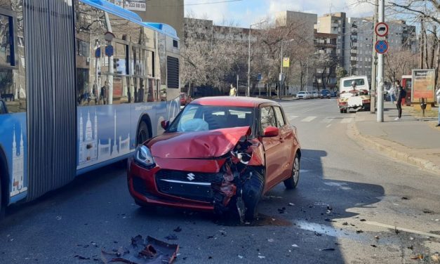 Busszal ütközött egy autós a 20. kerületben – fotók