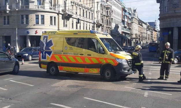 Durva balesetek történtek: Blahán ütközött egy mentőautóval a Fradi olimpiai bajnok sportolója, Nikola Jaksics, a Vámház körúton pedig egy autós csapódott neki egy villamosnak – fotók