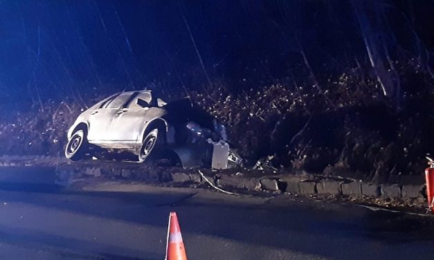 Kidöntötte az oszlopot, majd az árokba hajtott egy autós a Budakeszi úton – fotók