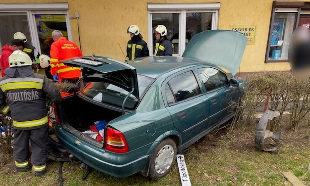 „Szólítgattam, kikapcsoltam az övét de már alig volt érezhető a pulzusa” – Odarohant az összetört autóhoz az asszony, hogy segítsen