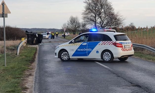 Lesodródott az útról, átrepült a szalagkorláton majd fának csapódott egy autó Veszprém megyében – Szolgálaton kívüli polgárőr sietett a súlyos sérültek segítségére