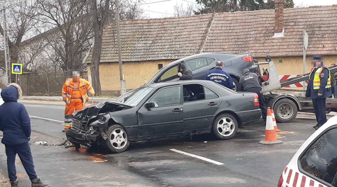 Baleset baleset hátán: két autó rohant egymásba Budapesten, eközben Pomáznál árokba csapódott egy Lexus – Fotó