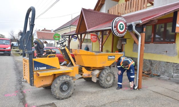 Jogosítvány nélkül, ittasan vezette a munkagépet, egy testvérpárt nyomott vele a falhoz – A két középkorú férfi súlyosan megsérült – videó