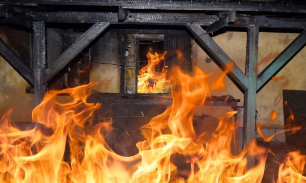 Rendőrök mentettek ki a lángoló házból a 71 éves asszonyt Kondoroson – A földön fekve találtak rá a bajba jutott nénire