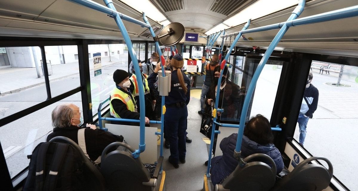 Két budapesti buszjáratot is elleptek a rendőrök, ez állhat az akciózás hátterében – fotók