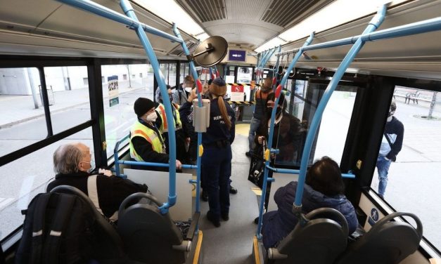 Két budapesti buszjáratot is elleptek a rendőrök, ez állhat az akciózás hátterében – fotók