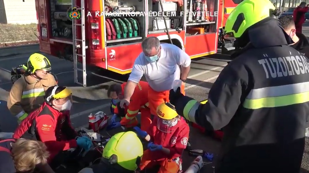 Durva karambol Pest megyében, a Ferihegyi úton – Több autó ütközött, videó a mentésről