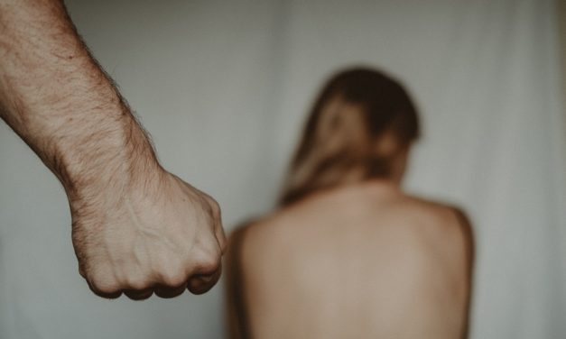 Megszúrta, terrorban tartotta, szexhirdetéseket adott fel exéről és öngyilkossággal fenyegetőzött az egyetemista