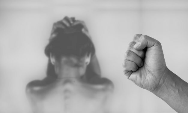 Földre vitte, leköpte, és otthagyta barátnőjét: ez lesz a csonttörő férfi büntetése
