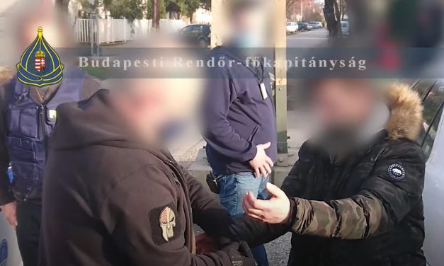 Furcsa magyarázattal állt elő a csepeli késes támadó – Szerinte az SZFE maszkos nő fordult bele a késbe