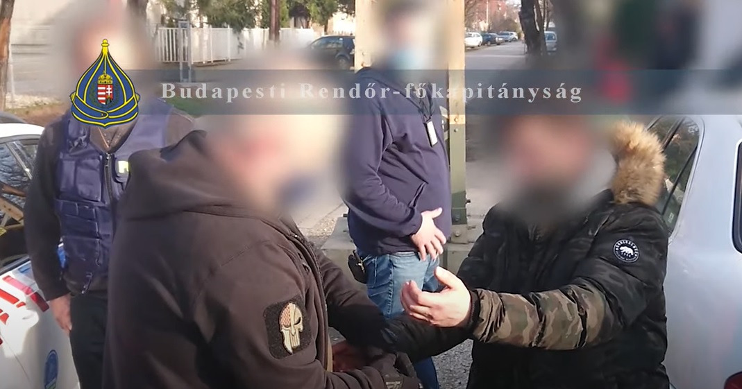 Nem tetszett neki az utastársa maszkja, ezért késsel támadt a buszon a nőre O.Bence: 5 év börtönt kapott a férfi