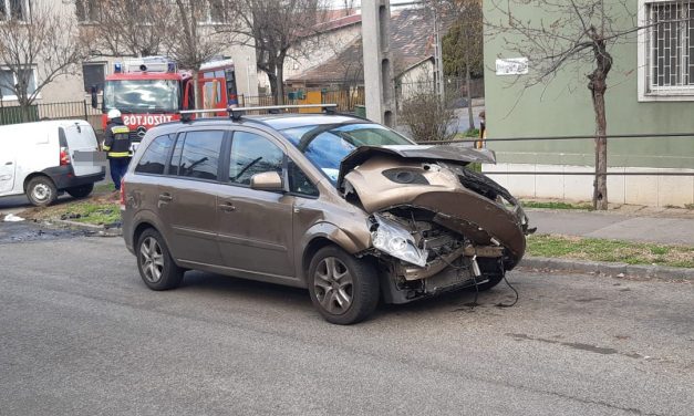 Csúnya karambol Budapesten: furgonba rohant egy Opel és felborította azt – Fotók a helyszínről