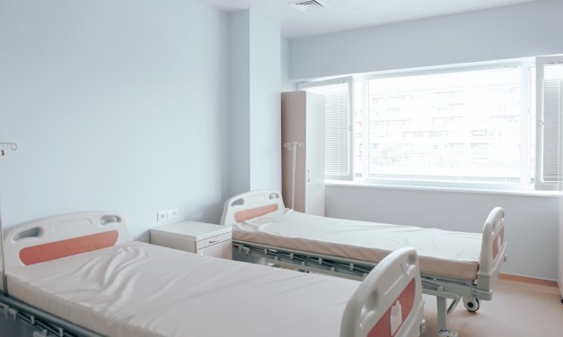 Mellkason és arcon szúrta betegtársát egy férfi a belvárosi kórház covid-osztályán, a nő életveszélyes sérüléseket szenvedett