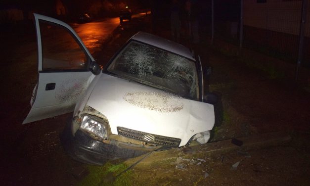 Piásan, jogsi nélkül, munkáltatója autóval balesetezett ez a 26 éves férfi – Betonhídnak ütközött és rommá törte az autót – Fotók