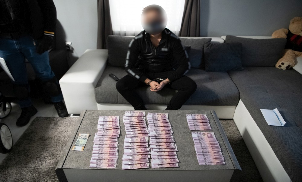 Felszámolták a lánykereskedő család luxusbűnbarlangját – videó