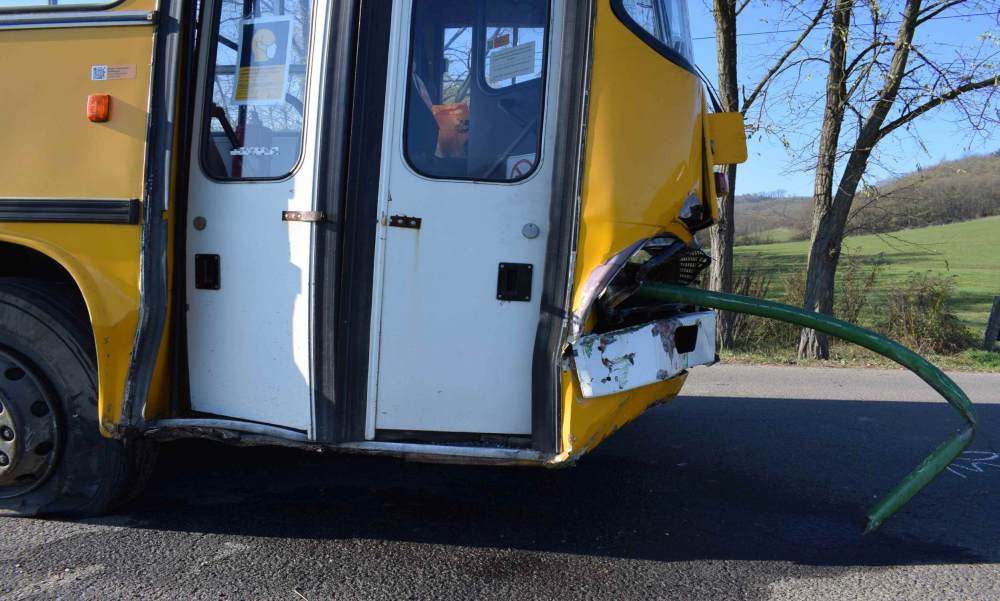 Halálos baleset Győrnél, busszal ütközöt egy személyautó előzés közben