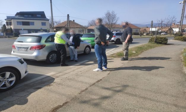 Rendőrnek adták ki magukat: milliókkal húzták le az időseket a szlovák unokázós csalók – videó