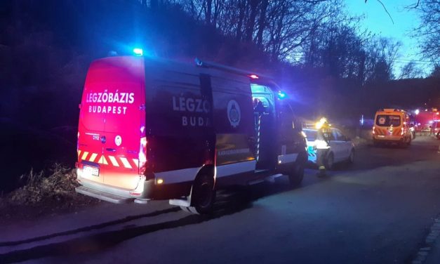 Kétszintes ikerház gyulladt ki Budán, a 2. kerületben: ellepték a környéket a tűzoltók és a mentőegységek, és még a polgármester is feltűnt a helyszínen – fotók