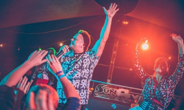 17 nő vádolta meg az UFO együttes frontemberét, aki külföldre utaztatta a lányokat: az ügyészség súlyosítást kért az énekesre