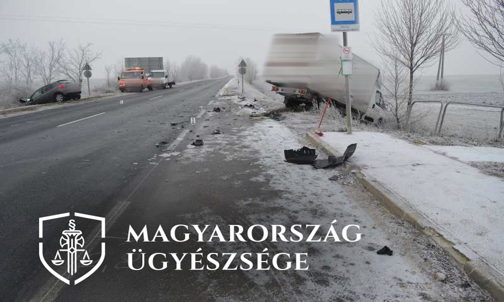Elaludt a teherautó sofőrje: brutális frontális balesetet okozott Tatánál – fotók
