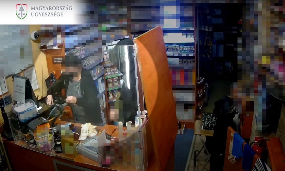 Videón a rablás: öt év letöltendőt kapott a tatabányai férfi a trafikrablásért