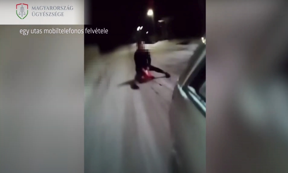 Ilyen nincs: szánkózás miatt kaphat felfüggesztettet és mondhat búcsút a jogosítványának egy férfi – Videóval