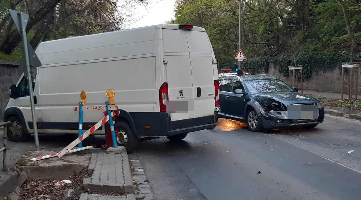 Beletolatott egy autóba ez a furgon Budapesten – Az Audiban egy család utazott – Fotók a helyszínről