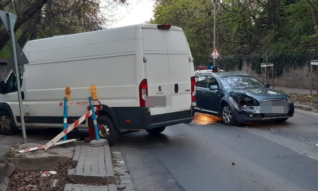 Beletolatott egy autóba ez a furgon Budapesten – Az Audiban egy család utazott – Fotók a helyszínről