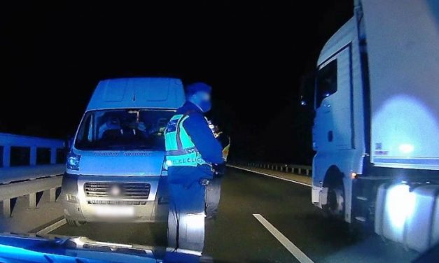 Tragédia is lehetett volna: a forgalommal szemben közlekedett egy teherautó az M86-oson – fotó