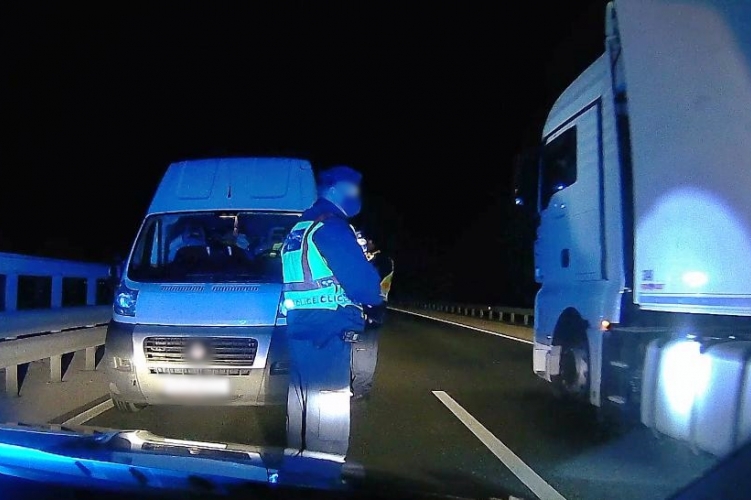 Tragédia is lehetett volna: a forgalommal szemben közlekedett egy teherautó az M86-oson – fotó