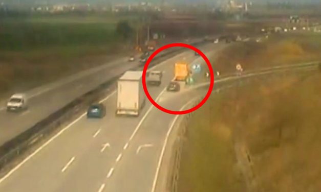 Padlógázzal csapódott bele az össze-vissza előző autós az M0-án a Magyar Közút járművébe