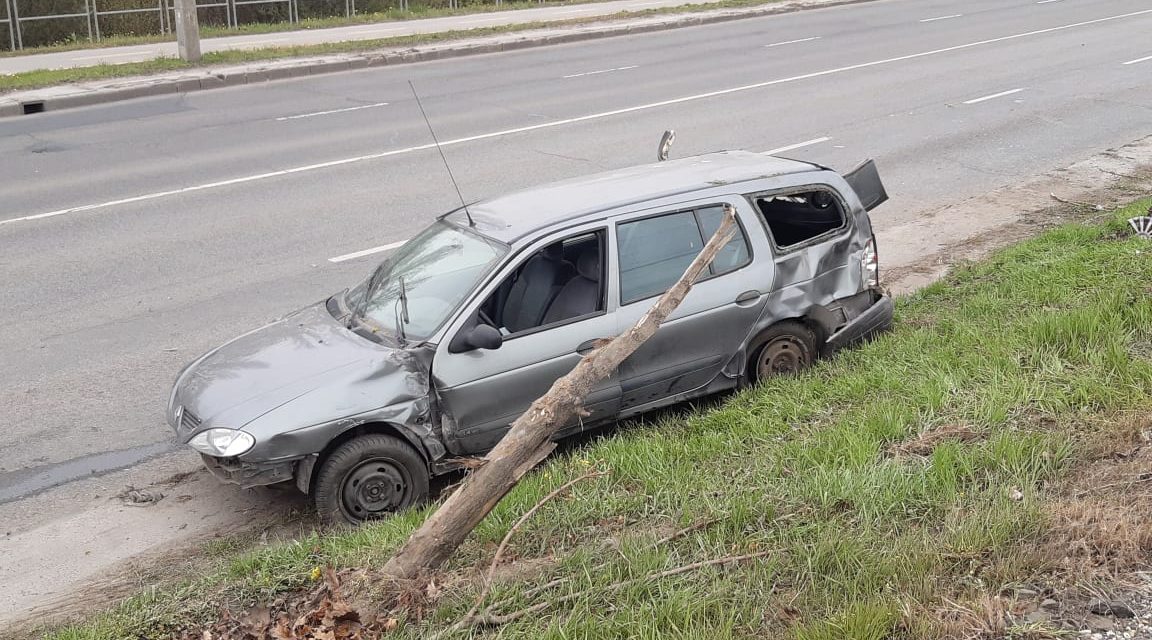 Hatalmas sebességgel érkezett majd a HÉV sínekre borult egy autó Pest megyében – Egy gyerek is utazott az autóban – Fotók a helyszínről
