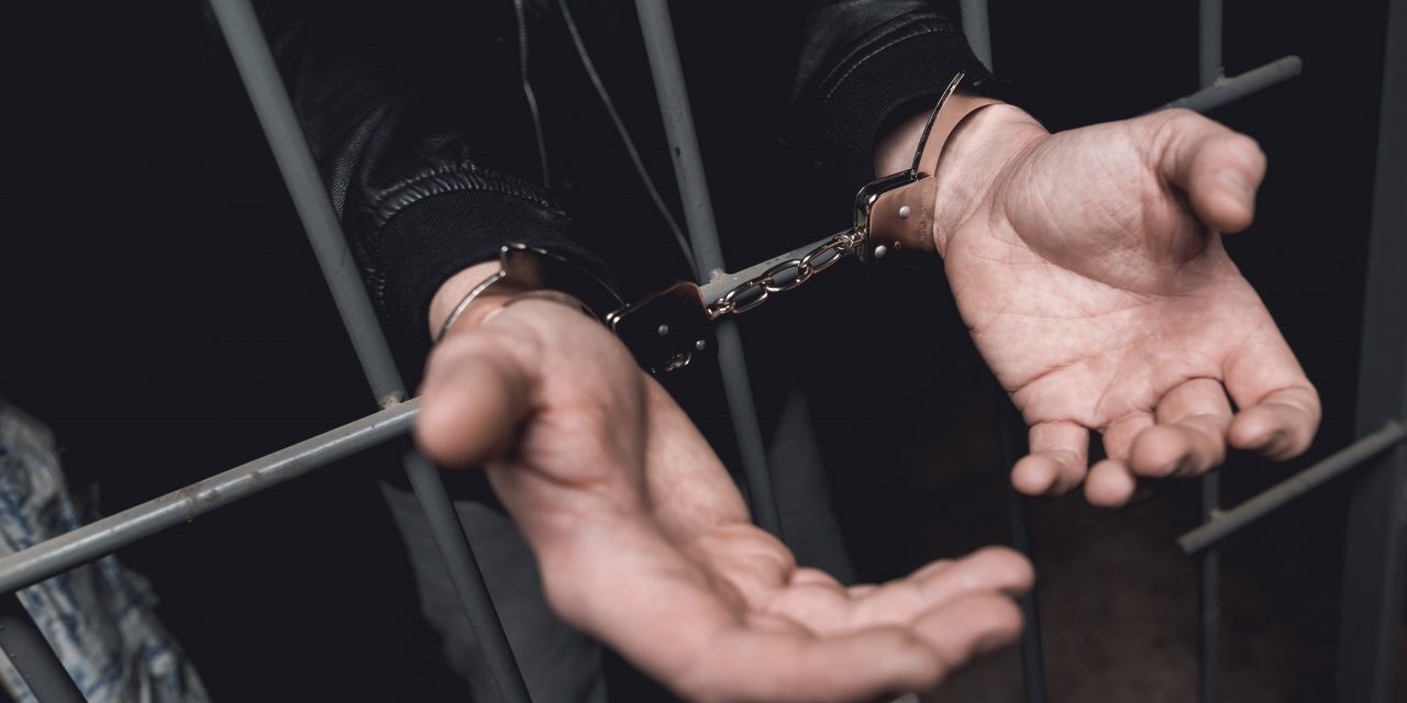 Kattant a bilincs a bűnbanda tagjainak csuklóján – Külföldről hozott drogot terítettek a fővárosban, ez várhat most rájuk