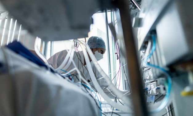 Káliuminjekcióval ölte meg a magatehetetlen covidos beteget a pécsi ápoló: azt állította, elnézte a feliratot