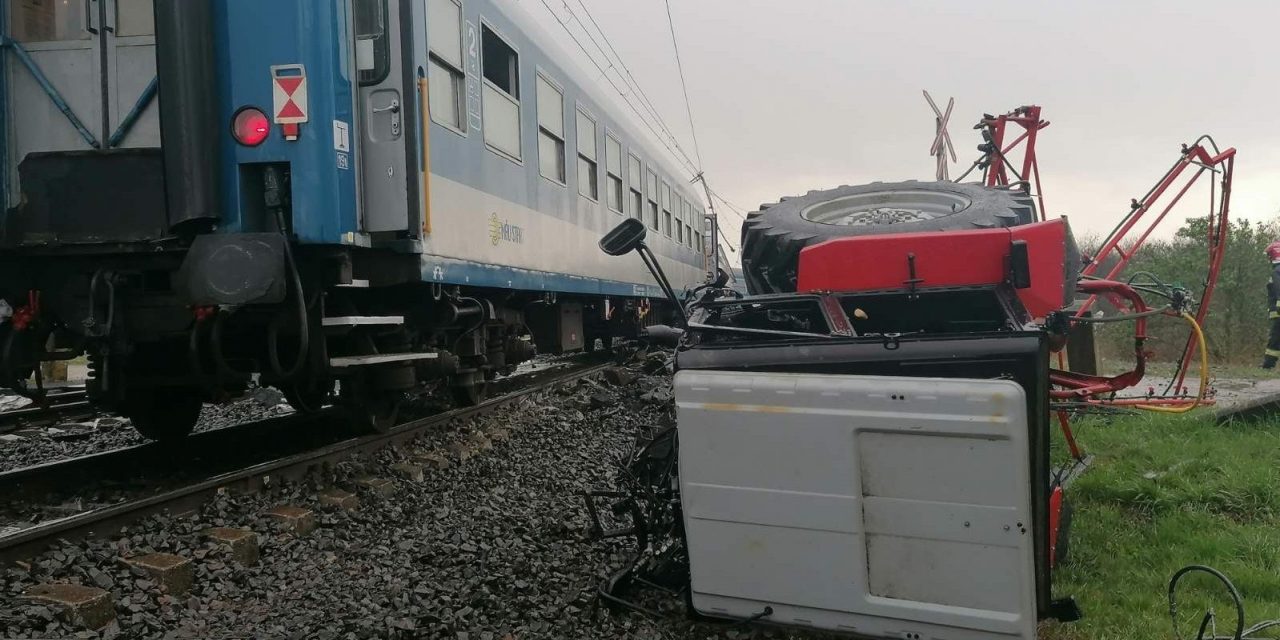 „A tragédia előtt ott ment el a házunk mellett a traktorral, intettünk egymásnak” – egy 3 éves gyermek és egy csecsemő maradt félárván, miután meghalt az a traktros, akinek járművel két vonattal ütközött