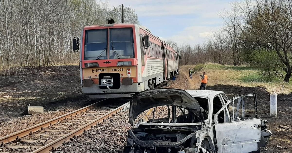 „Pont Sanyi születésnapján történt a baleset” – kómában fekszik az a férfi, akinek autója egy vonattal ütközött, majd kigyulladt a jármű