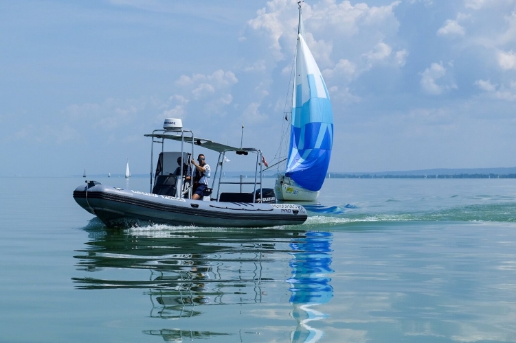 Bajba jutott horgászt mentettek ki a Balatonból, egyedül nem tudott volna a partra evezni