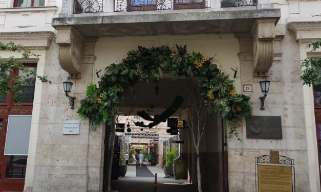 Elítélték azt a férfit, aki eszméletlenre vert egy turistát a Gozsdu udvarban